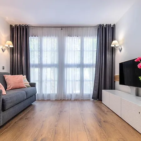 Apartment Disneyland Family Apartments: Heated Indoor Pool & Free Parking